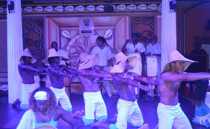 Moqueca baiana tradicional servida no jantar com show folclórico em Salvador